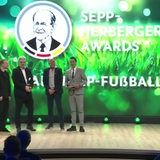 Vertreter des Sportvereins OSC Bremerhaven stehen auf der Bühne bei den Sepp-Herberger-Awards und nehmen ihren Inklusions-Preis entgegen.