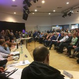 Der Saal, in dem der Beirat Gröpelingen über das geplante Biomüll-Lager berät, ist gut gefüllt.