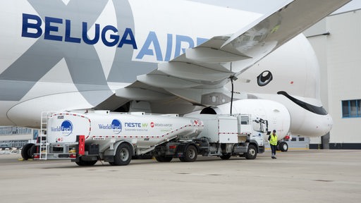 Beluga Airbus steht auf Rollfeld, davor ein Tankwagen
