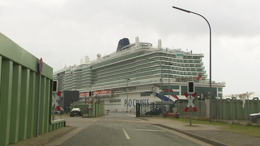 Das Kreuzfahrtschiff im Hafen von Bremerhaven
