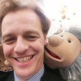 Benedikt Rogge mit seiner Handpuppe