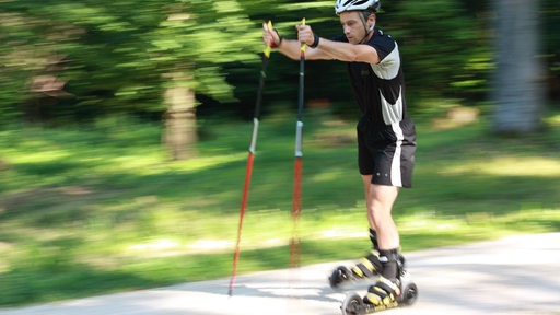 Ein Freizeitsportler mit Helm beim sog. Nordic Blading