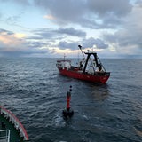 Ein Taucherschiff bei den Bergungsarbeiten an der gesunkenen "Verity" auf der Nordsee.