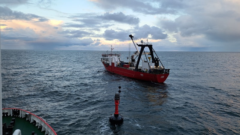 Ein Taucherschiff bei den Bergungsarbeiten an der gesunkenen "Verity" auf der Nordsee.