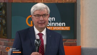 Der Schriftführer der Bremischen Evangelischen Kirche, Bernd Kuschnerus, im Studio von buten un binnen.