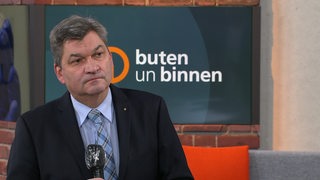 Der Pharmakologe Bernd Mühlbauer im Studio von buten un binnen.