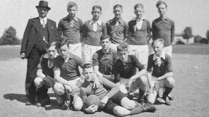 Bert Trautmann (kniend 2. von rechts), Jugendbild aus den 1930er Jahren