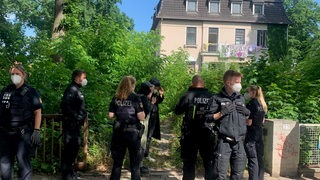 Eine anarchistische und queerfeministische Gruppe hat ein Haus in Bremen-Horn besetzt. Die Polizei ist vor Ort.