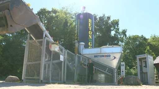 Torsten Staritz vor seiner großen Beton-Maschine.