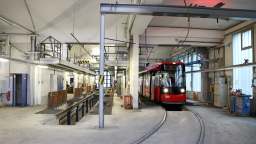 Eine Straßenbahn steht in der Werkstatt des Betriebshofs Gröpelingen.