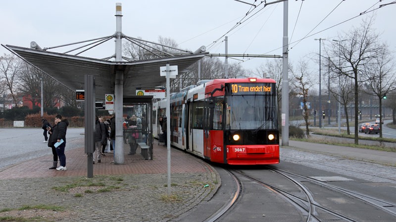 Eine Straßenbahn der Linie 10 ist am Betriebshof Gröpelingen angekommen.