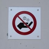 Ein Schild weist auf ein Bettelverbot hin 