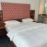 Ein Doppelbett in einem Hotelzimmer.