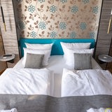 Ein Hotelbett.