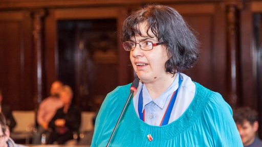 Bettina Fenzel spricht 2019 im Behindertenparlament (Archivbild)