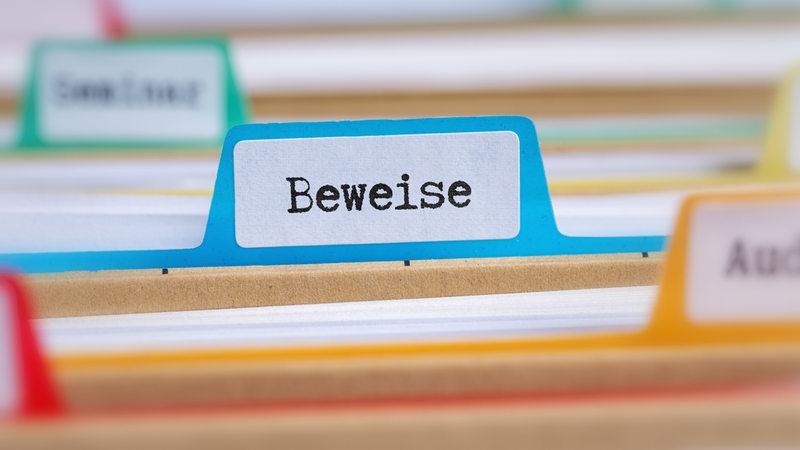 Eine Aktenregister mit dem Label Beweise.