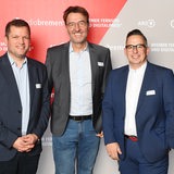 Gäste vor der Fotowand beim Bremer Fernseh- und Digitalpreis 2024