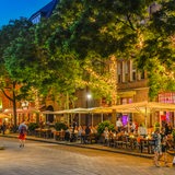 Ein Biergarten an der Bremer Schlachte an einem Sommerabend.