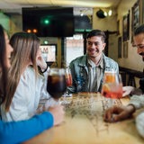 Junge Menschen trinken Alkohol in einer Bar