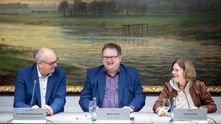 Andreas Bovenschulte (SPD, l-r), Bürgermeister von Bremen, Björn Fecker (Bündnis 90/Die Grünen), Finanzsenator, und Kristina Vogt (Die Linke), Wirtschaftssenatorin, sitzen bei einer Pressekonferenz zur Bilanz der neuen Bremer Regierung. 