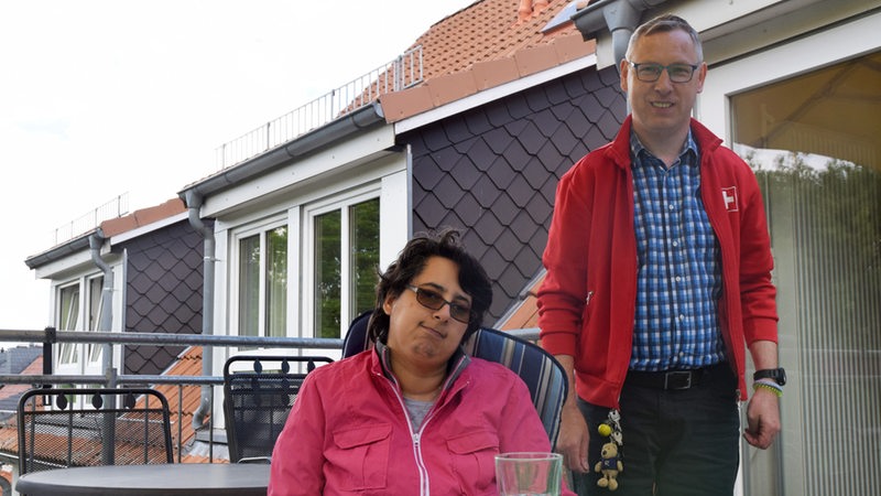 Sevda und Rainer stehen auf einem Balkon