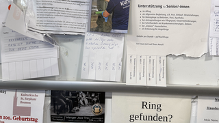 Schwarzes Brett mit Annoncen 