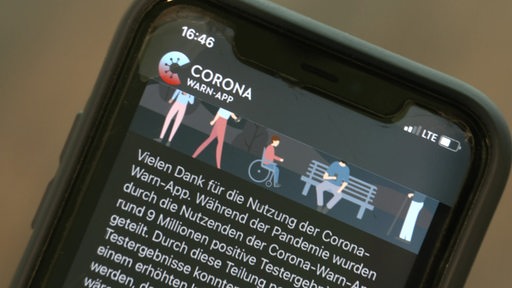 Der Bildschirm eines Smartphones mit der geöffneten Corona Warn-App. 