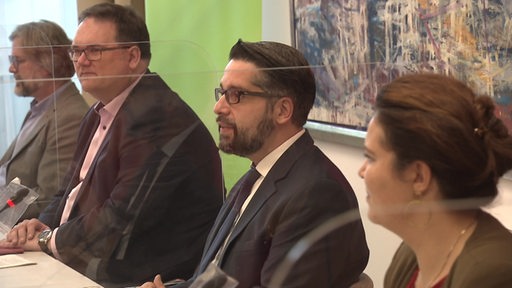 Die Koalitionspartner der SPD, Grünen und der Linken an einem Tisch im Gespräch.