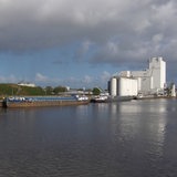 Binnenschiffe liegen im Hafen von Oldenburg.