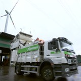 Ein Müllwagen für Biomüll.