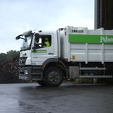Ein Müllwagen der Firma Nehlsen mit Biomüll.