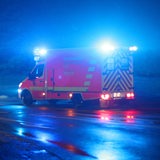 Ein Rettungswagen fährt zu einem Einsatz.