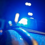 Das Blaulicht eines Polizeifahrzeugs leuchtet blau.