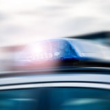 Das Blaulicht eines fahrenden Einsatzfahrzeuges der Polizei.