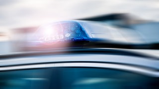 Das Blaulicht eines fahrenden Einsatzfahrzeuges der Polizei.