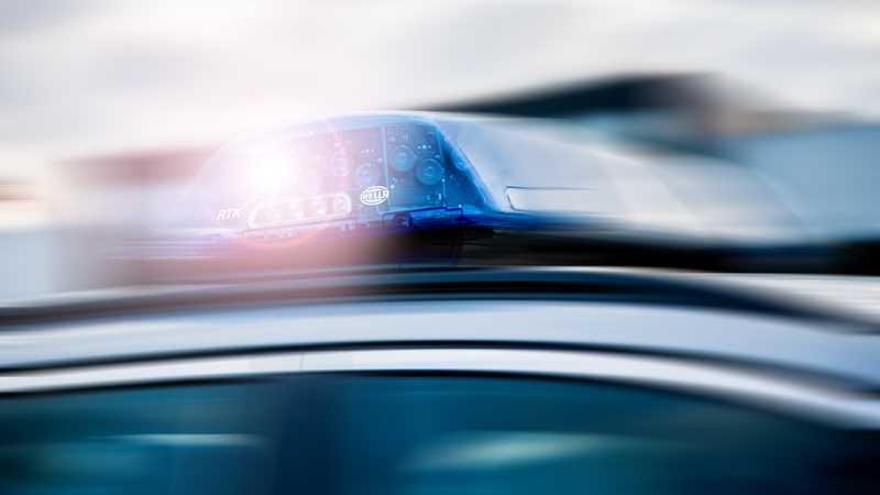 Das Blaulicht eines fahrenden Einsatzfahrzeuges der Polizei.