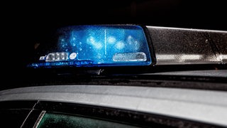 Ein Blaulicht eines Polizeieinsatzfahrzeugs.