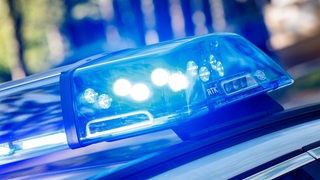 Das Blaulicht ist auf dem Dach von einem Einsatzfahrzeug der Polizei zu sehen.
