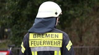 Feuerwehr-Bremen-Schriftzug auf der Einsatzkleidung eines Feuerwehrmannes.