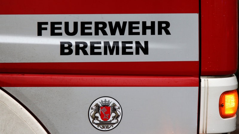 Schriftzug Feuerwehr Bremen an einem Einsatzfahrzeug.