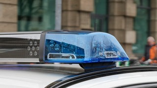 Blaulicht am Polizeiwagen im Fokus