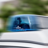 Das Blaulicht eines Polizeiautos blinkt.