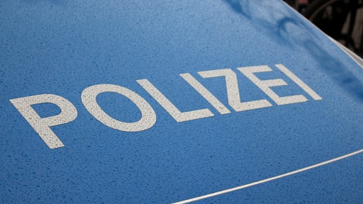 Polizei-Schriftzug auf der Motorhaube eines Polizeiwagens in Bremen.