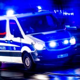 Ein Polizeiauto fährt mit Blaulicht durch Bremen