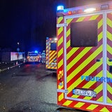 Notarzt und Rettungswagen auf einer Straße in Delmenhorst