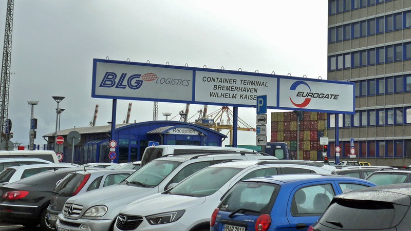 Viele Autos vor dem Logo von BLG.