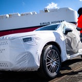 Autos werden im Hafen am BLG Autoterminal Bremerhaven auf Schiffe verladen. Die Einführung neuer Zölle durch US-Präsident Trump verteuert die Autos europäischer Hersteller in den USA. Experten warnen vor erheblichen Auswirkungen, vor allem für die deutschen Hersteller.