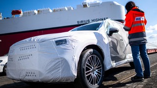 Autos werden im Hafen am BLG Autoterminal Bremerhaven auf Schiffe verladen. Die Einführung neuer Zölle durch US-Präsident Trump verteuert die Autos europäischer Hersteller in den USA. Experten warnen vor erheblichen Auswirkungen, vor allem für die deutschen Hersteller.