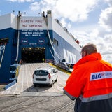 Autos fahren auf dem Gelände vom BLG Autoterminal Bremerhaven auf den CarCarrier "Emerald Leader".