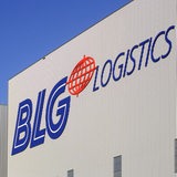 Das Logo der BLG Logistics am Hochregallager in Bremen.